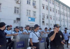 Oy sandığı pencereden atıp parçaladılar