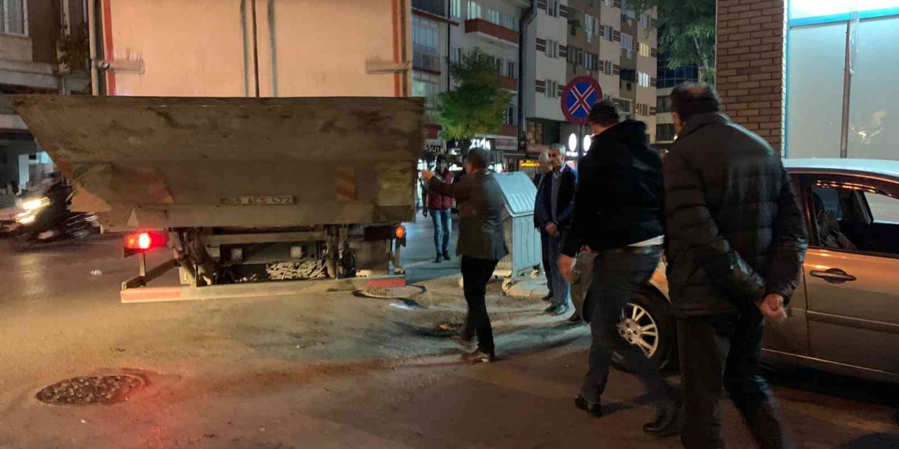 Dar yolda sıkışan tır park halindeki aracı metrelerce sürükledi