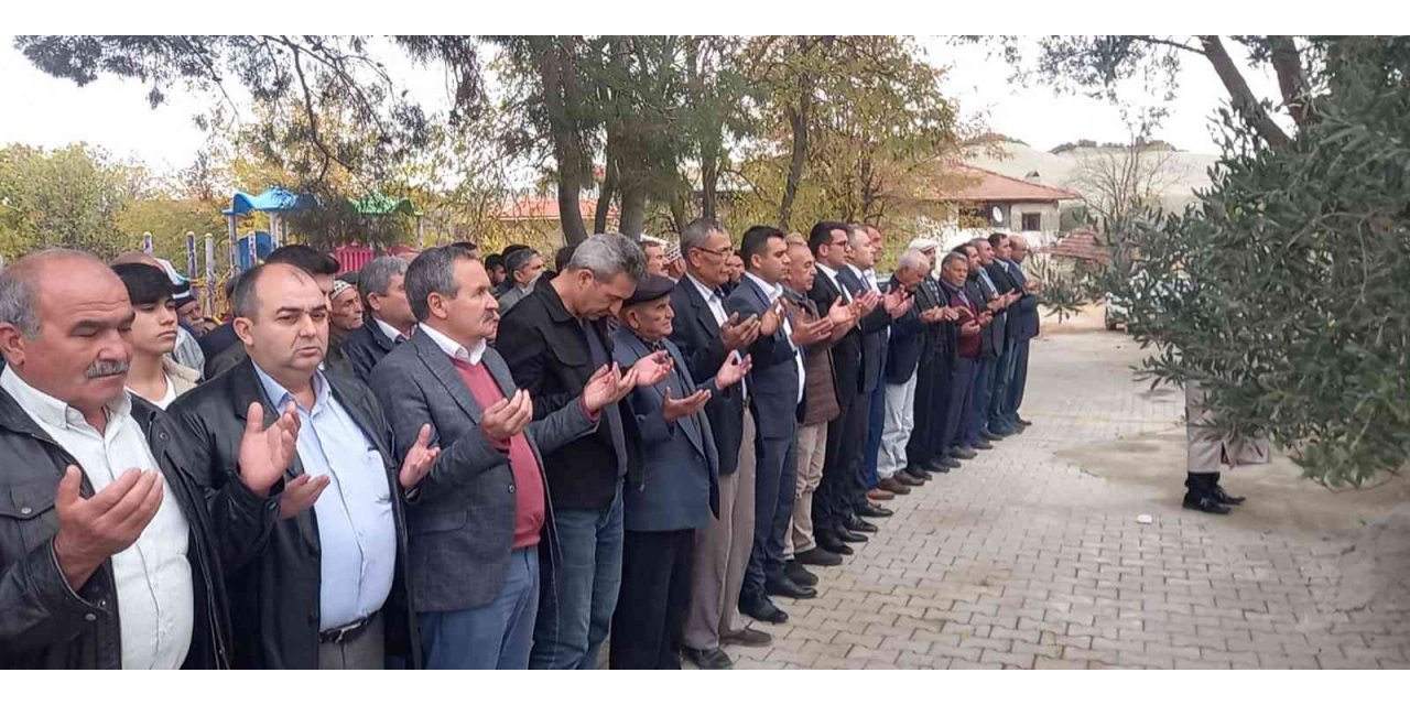 Selendi Halılar Mahallesi’nde vatandaşlar yağmur duasına çıktı