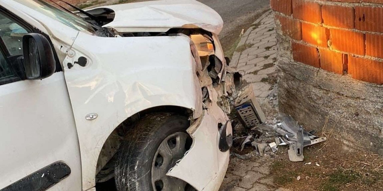 Duvara çarpan aracın 21 yaşındaki sürücüsü hayatını kaybetti