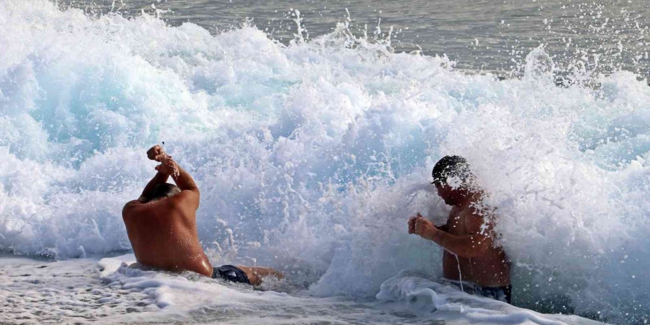 Dev dalgalara kafa tuttular, her defasında kıyıya sevruldular