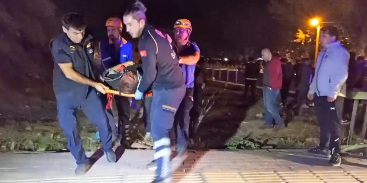 Bursa’da kontrolden çıkan hafif ticari araç 5 metre yükseklikteki köprüden uçtu : 1’i ağır 2 kişi yaralandı