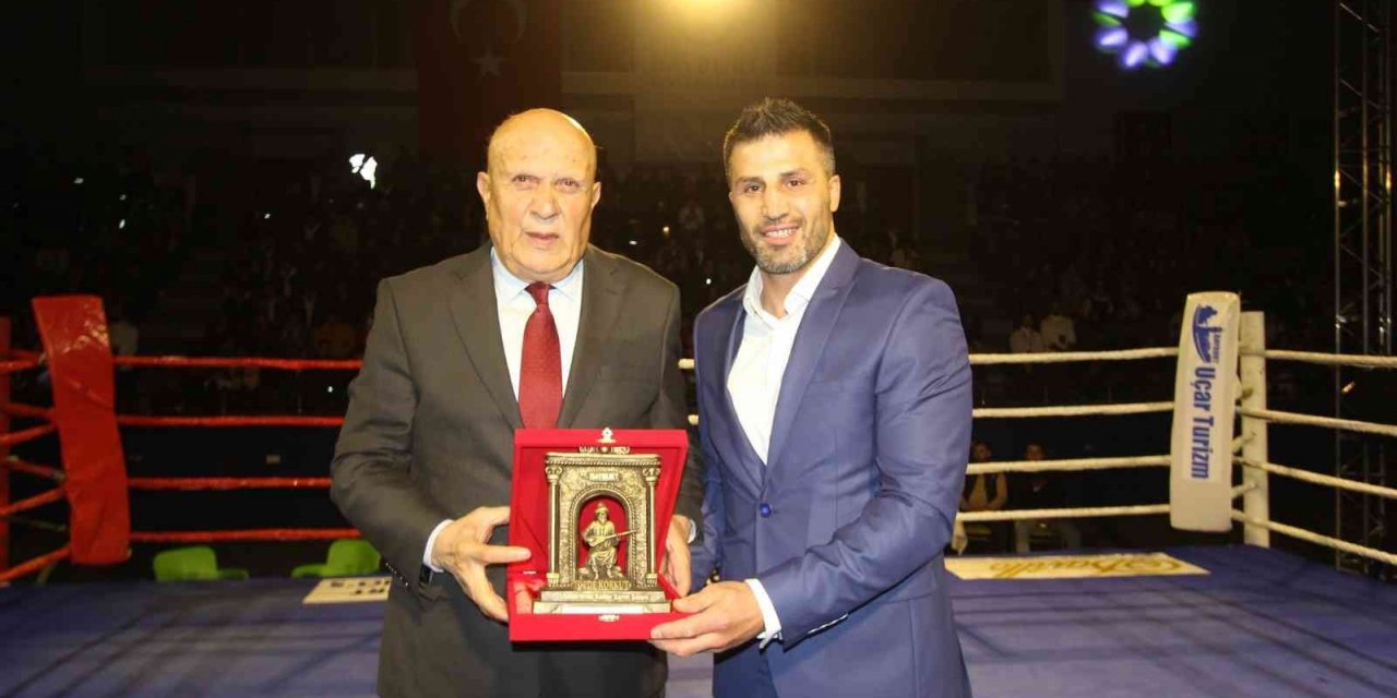 Dünya şampiyonu milli sporcu Şipal boksa veda etti