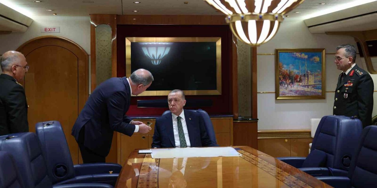 Cumhurbaşkanı Recep Tayyip Erdoğan’ın ‘Pençe-Kılıç Hava Harekatı’nın emrini verdiği anlara dair fotoğraf ve görüntü paylaşıldı.