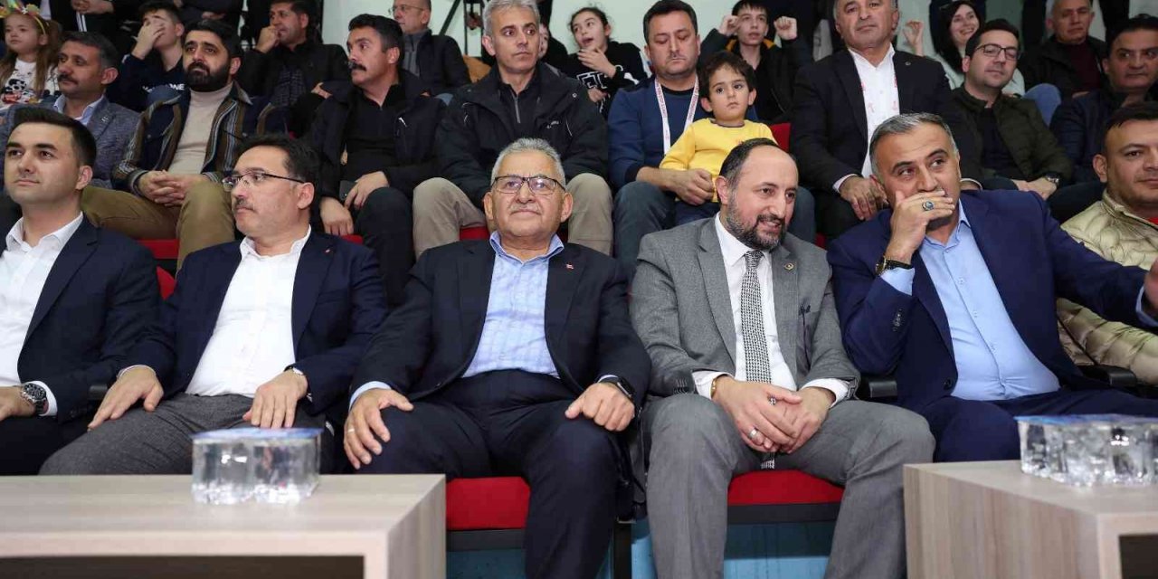 Başkan Büyükkılıç, Develi Belediyespor Maçını İzledi