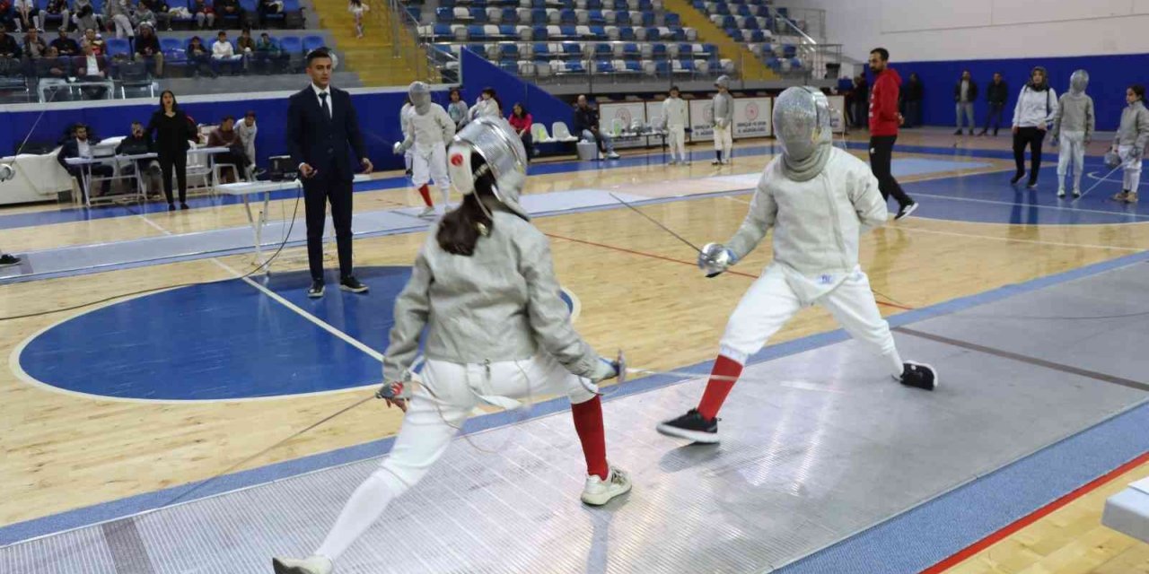 Kılıçları bölge şampiyonluğu için çektiler