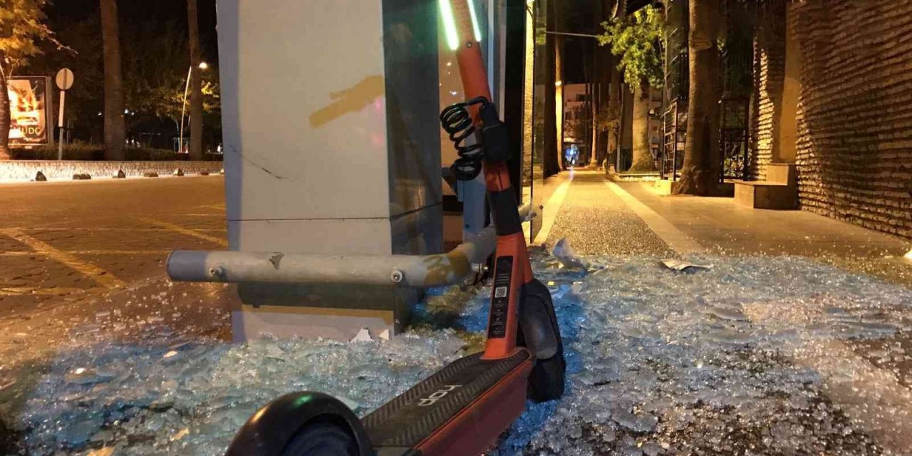 Elektrikli scooter ile otobüs durağına çarptı: 1 yaralı