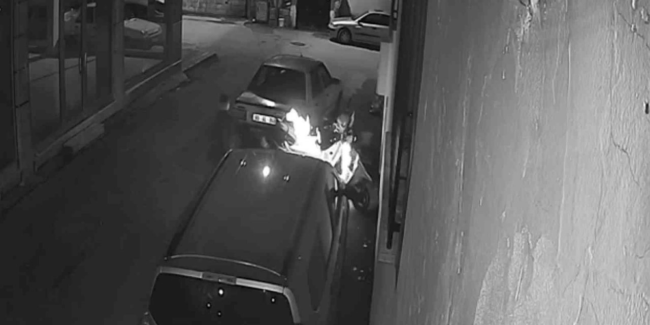 Tartıştığı arkadaşının motosikletini kundakladı