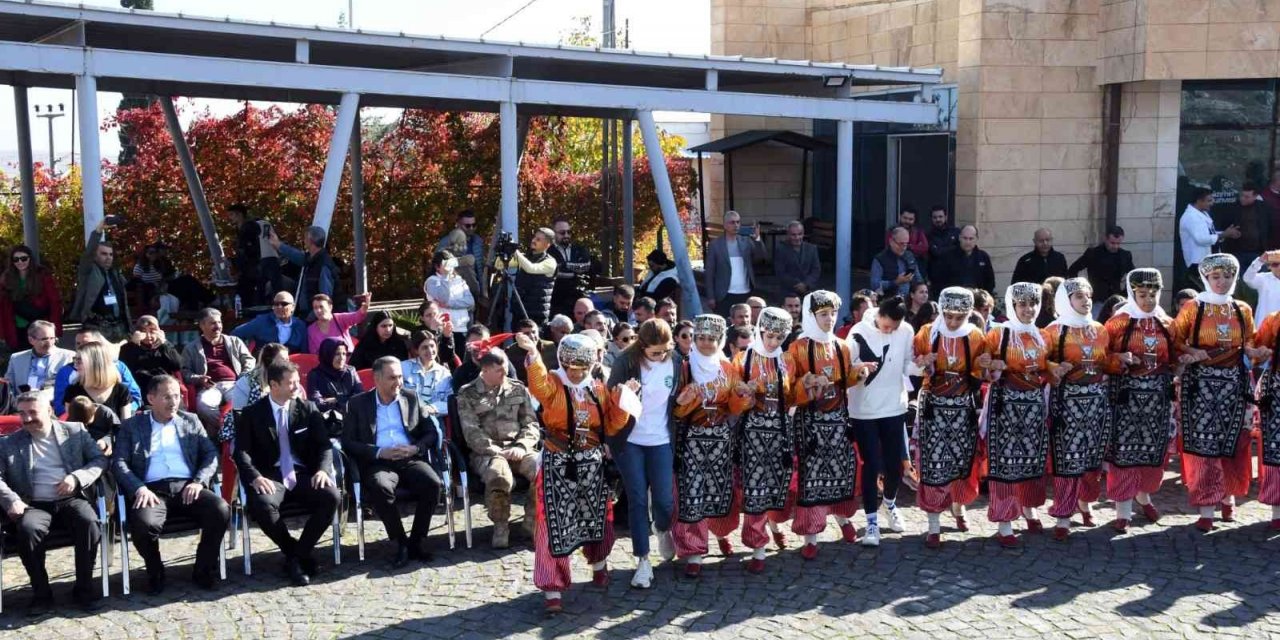 Komagene kürekçileri madalyalarını Perre antik kentinde aldı