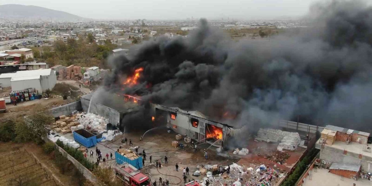Bursa’da geri dönüşüm tesisinde başlayan yangın kontrol altına alındı