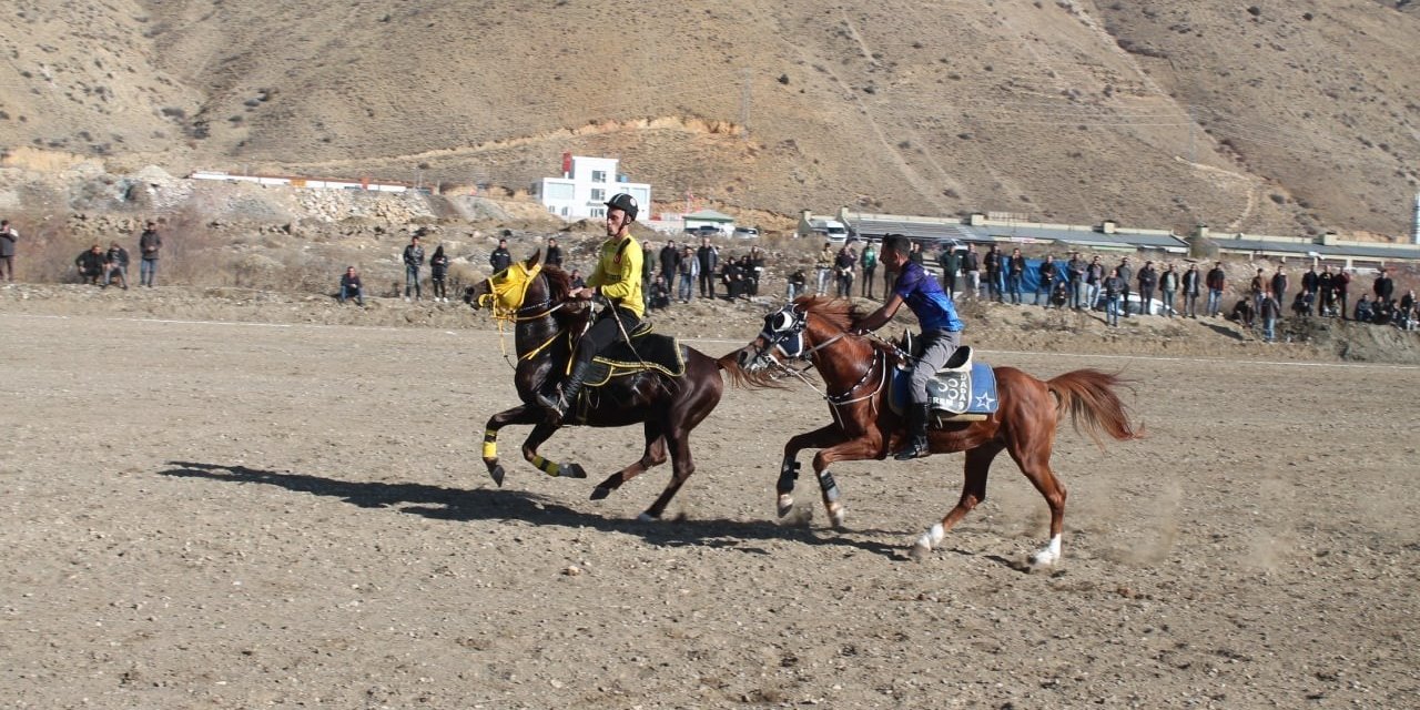 Bayburt ve Erzurum arasında oynanan dostluk maçında ciritçi attan düştü maç kaldığı yerden devam etti