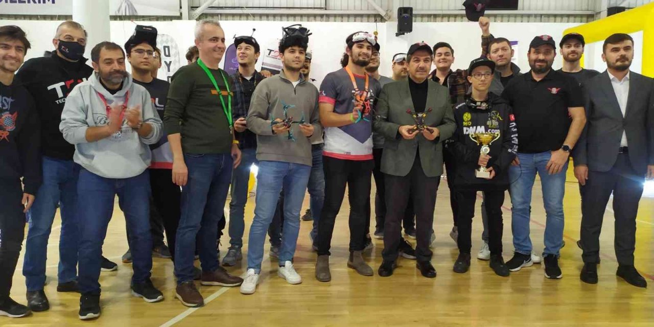 Esenler’de dron pilotları kıyasıya yarıştı