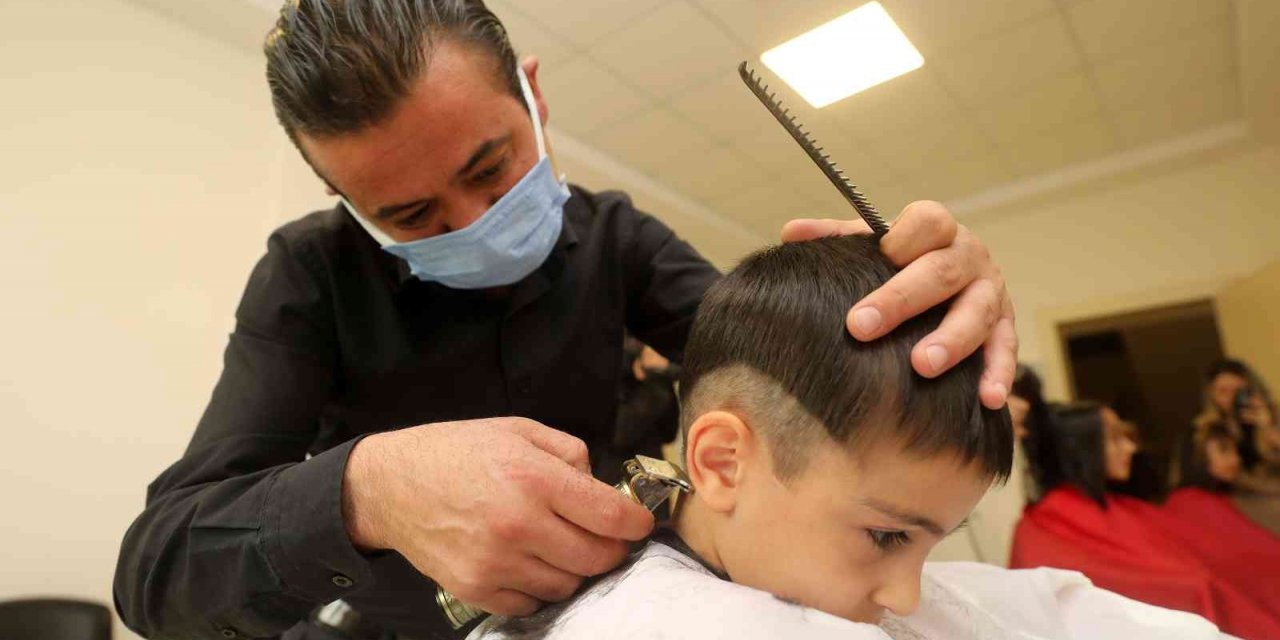Yenimahalleli öğrencilere ücretsiz saç kesimi