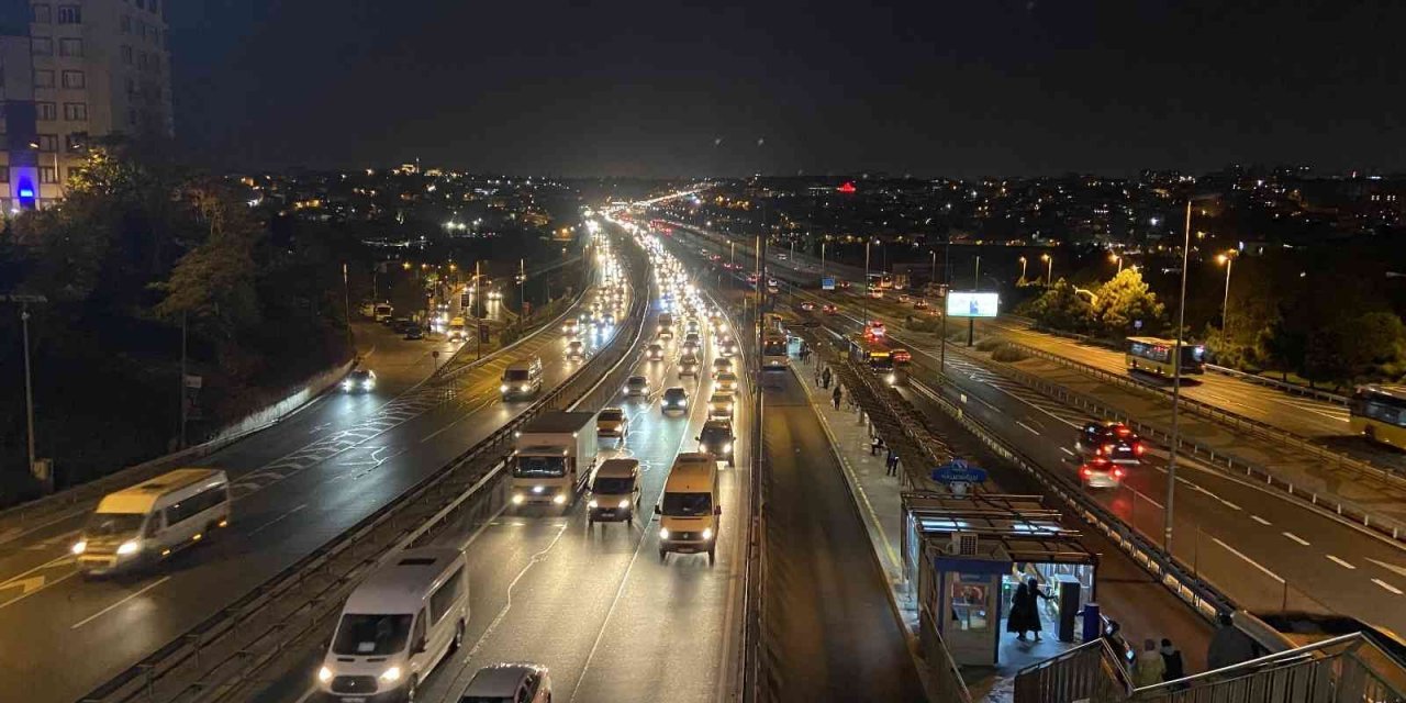 İstanbul’da okullar açıldı, trafik yoğunluğu başladı
