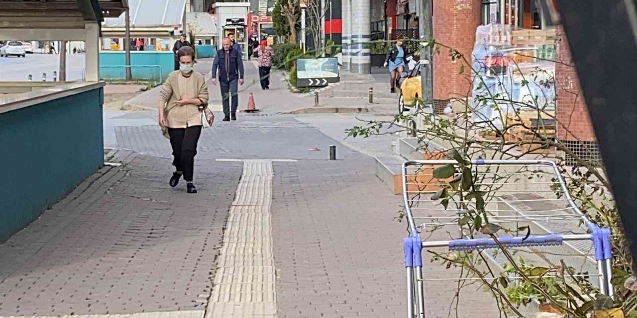 Bursa’da şiddetli lodos hayatı olumsuz etkiliyor