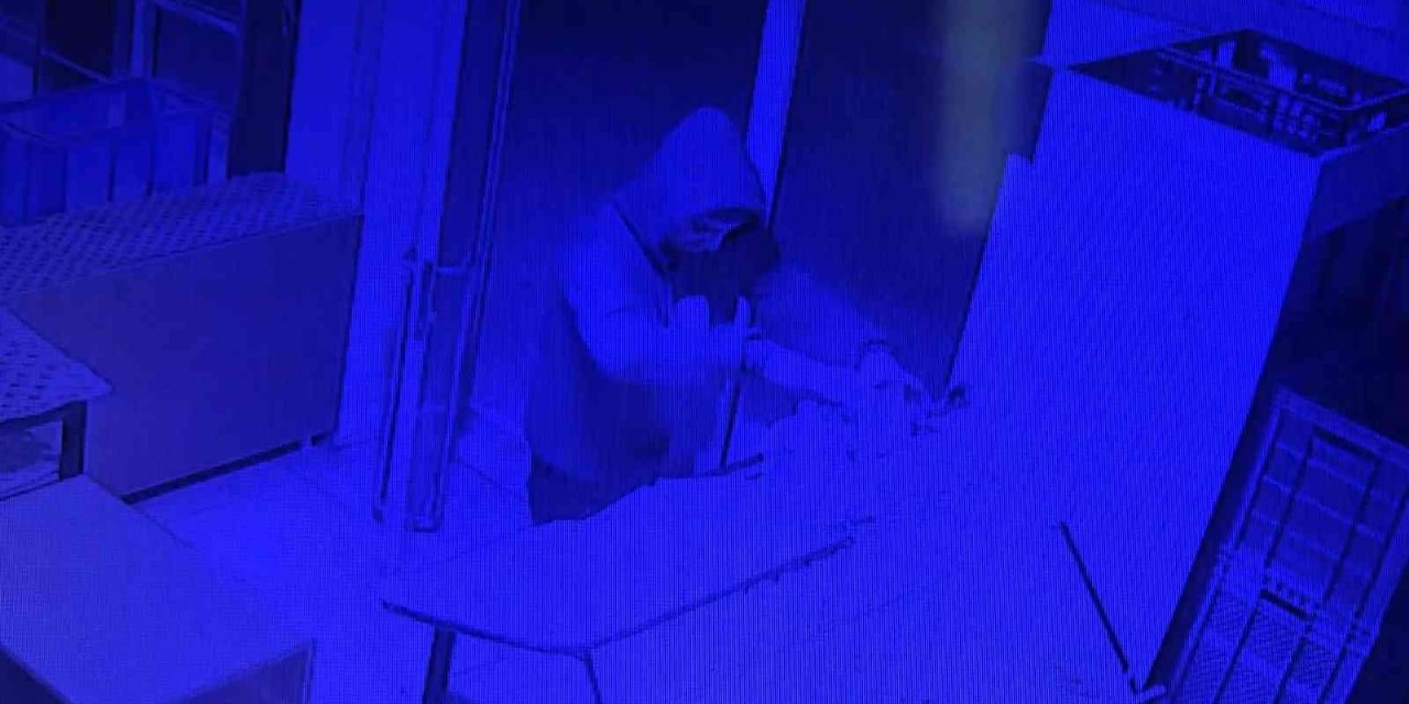 Bursa’da hırsız sadaka kutusunu böyle çaldı