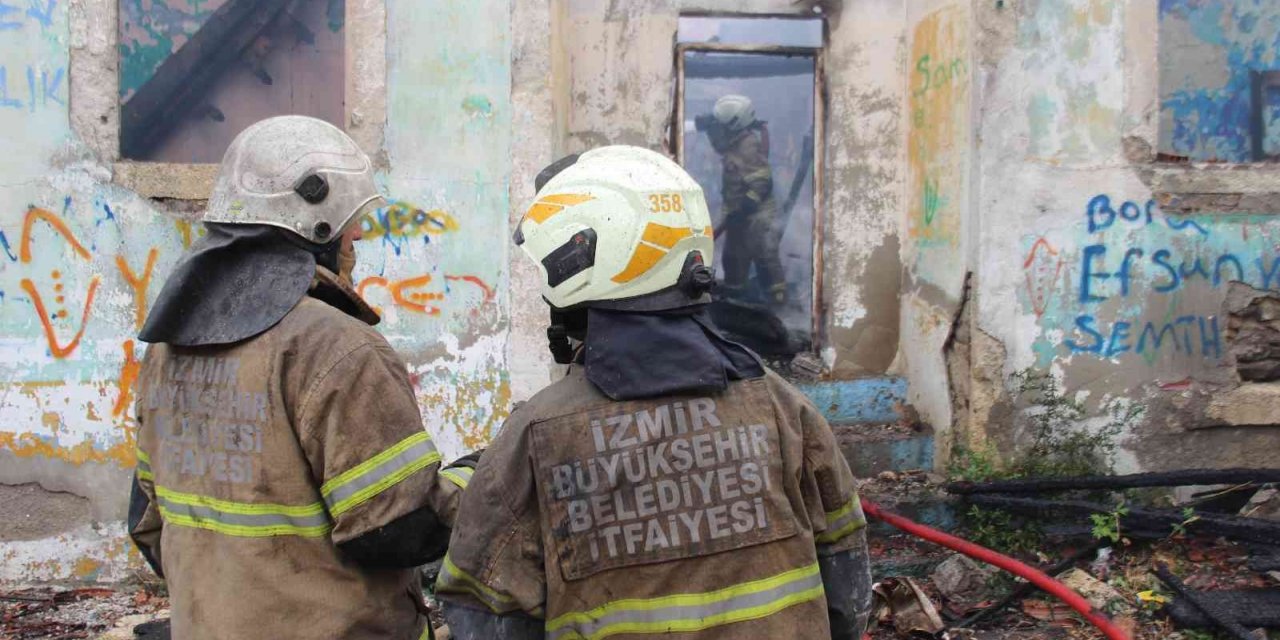 Metruk evdeki yangında bitişiğindeki evde hasar gördü
