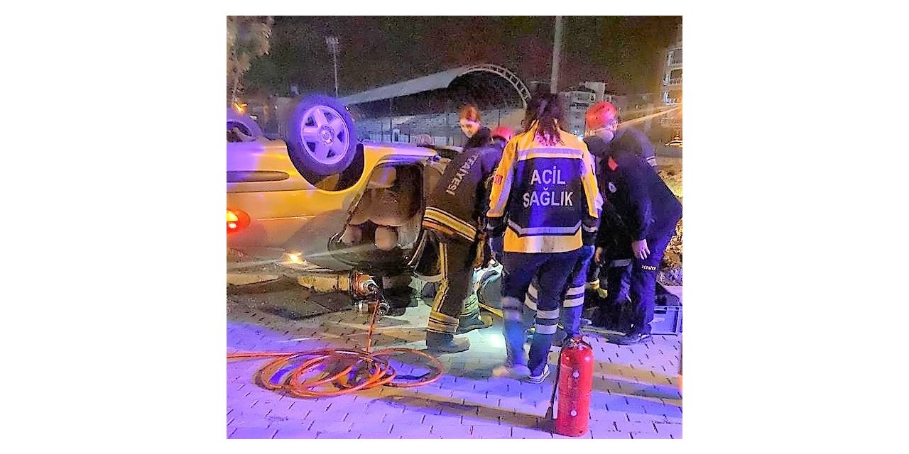 Takla atıp ters duran otomobilde sıkışan sürücü yaralı kurtarıldı