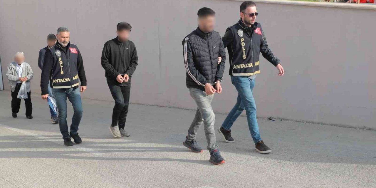 Antalya’da 57 ekip ve 140 personelle aranan şahıslara yönelik eş zamanlı operasyon