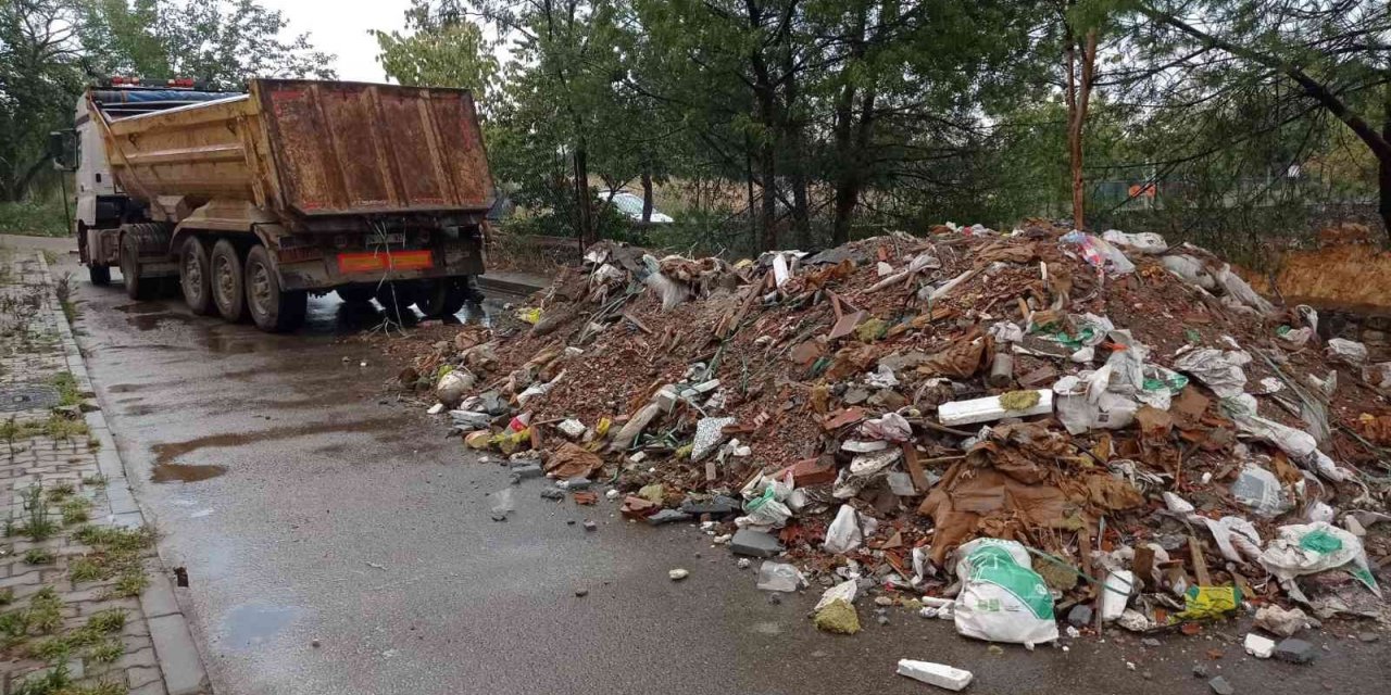 Tuzla Belediyesi zabıta ekiplerinden kaçak döküme suçüstü