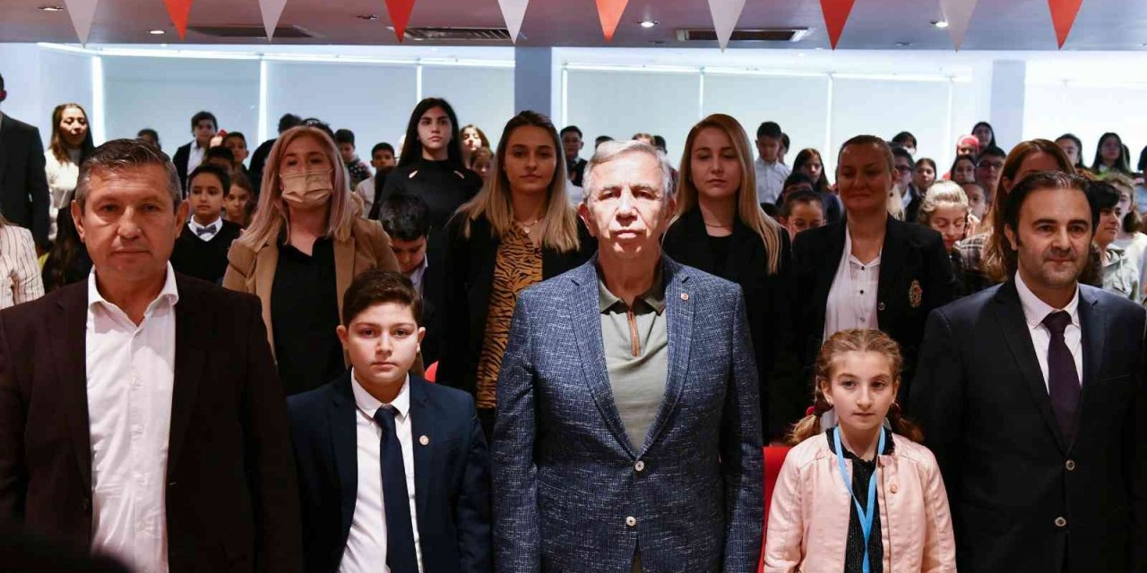 ’Çocuk Meclisi’ üyeleri mazbatalarını Mansur Yavaş’tan aldı