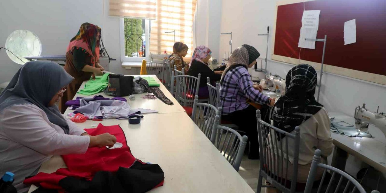 Akdeniz Belediyesi mahalle kültür ve sanat evlerinde birçok kurs veriliyor