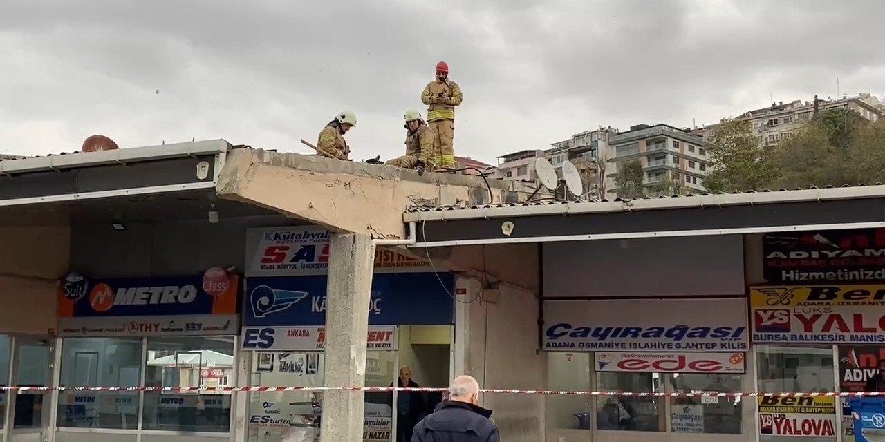 Üsküdar’da şiddetli rüzgarda otobüs yazıhanenin çatısı uçtu