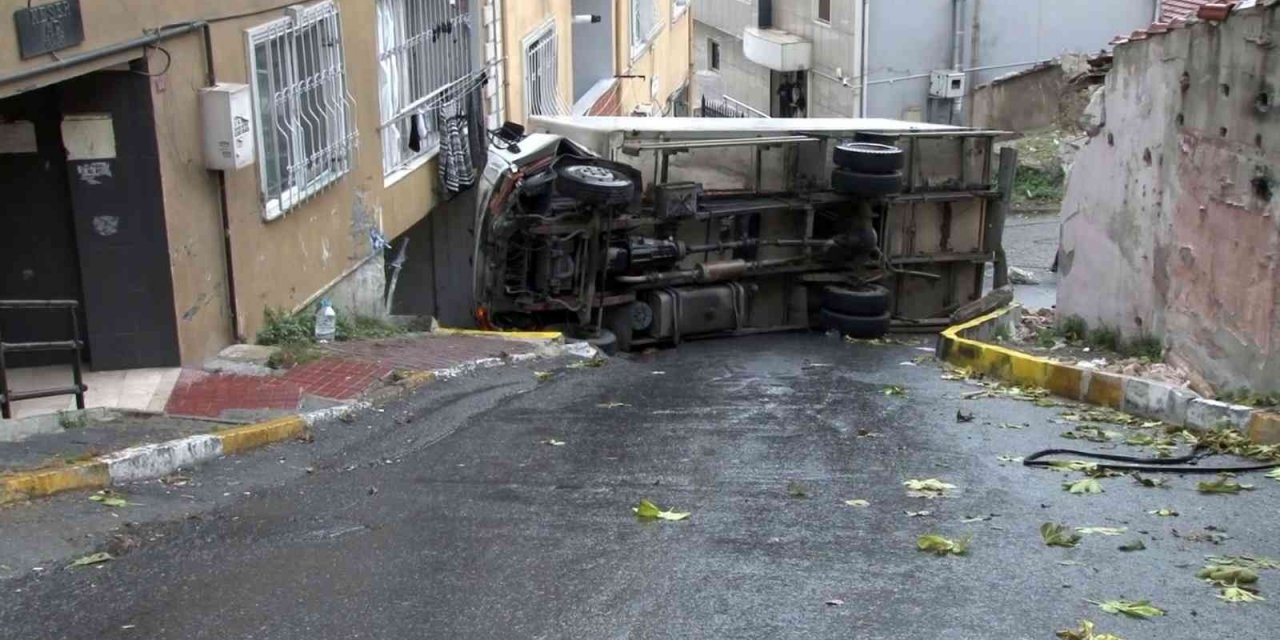 Beyoğlu’nda yokuş aşağı kayan kamyon binaya çarptı: Hamile kadın büyük bir korku yaşadı