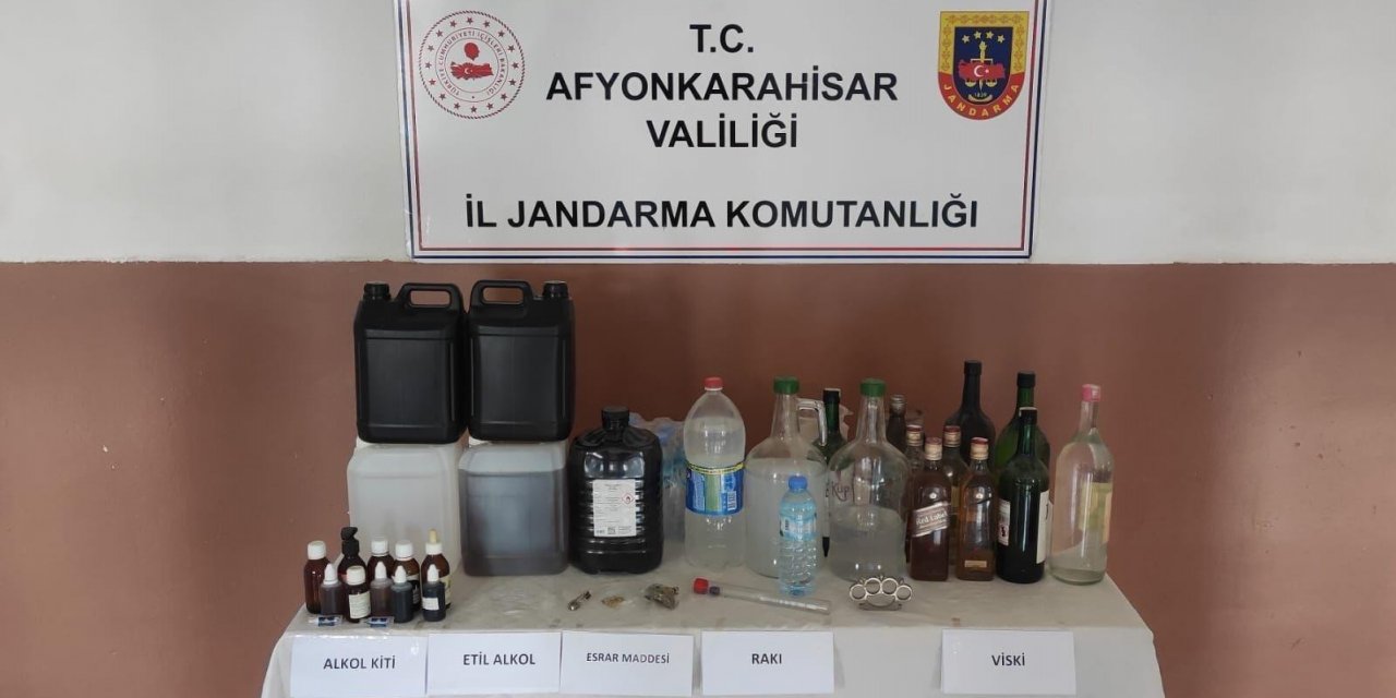 Evinde kaçak içki malzemeleri ile birlikte yakalandı