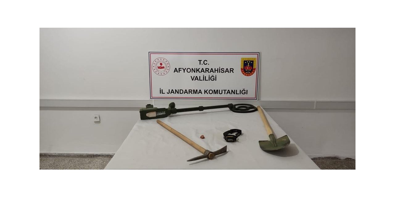 Dedektörle define ararken yakalandılar