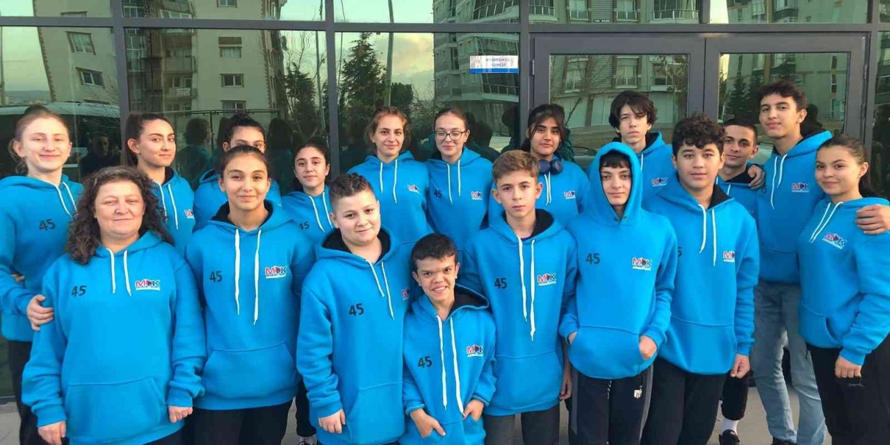 Manisalı karateciler Uşak’tan 16 madalya ile döndü