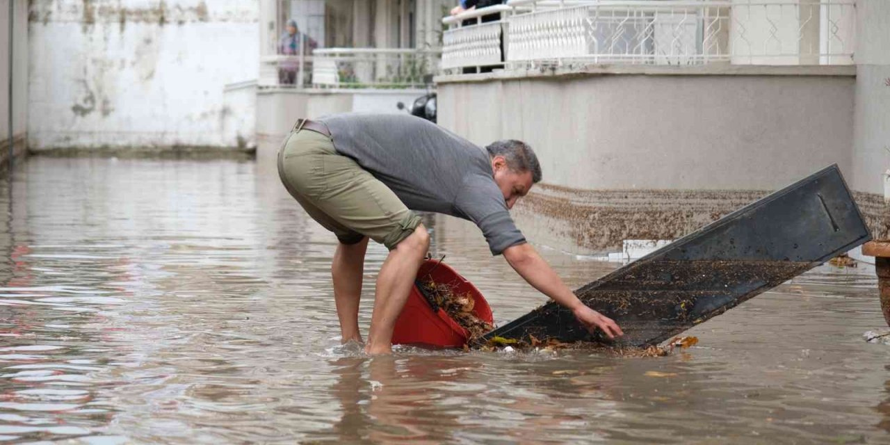 Şiddetli yağış hayatı olumsuz etkiledi, vatandaşlar evlerde mahsur kaldı