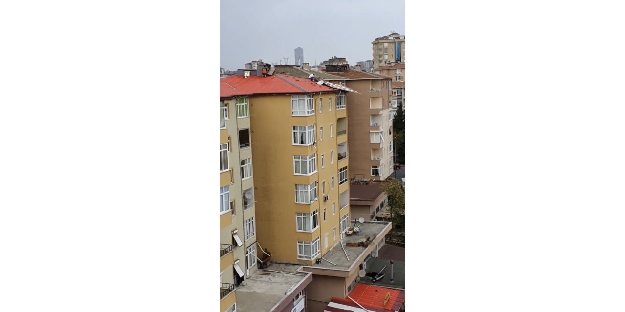 Ümraniye’de pes dedirten görüntü: Çatı parçalarının uçmaması için canlarını hiçe saydılar