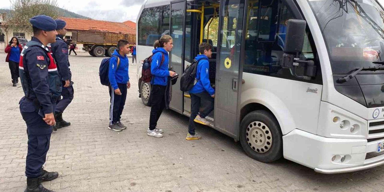 Jandarma’dan okullar çevresinde ve servis araçlarında denetim
