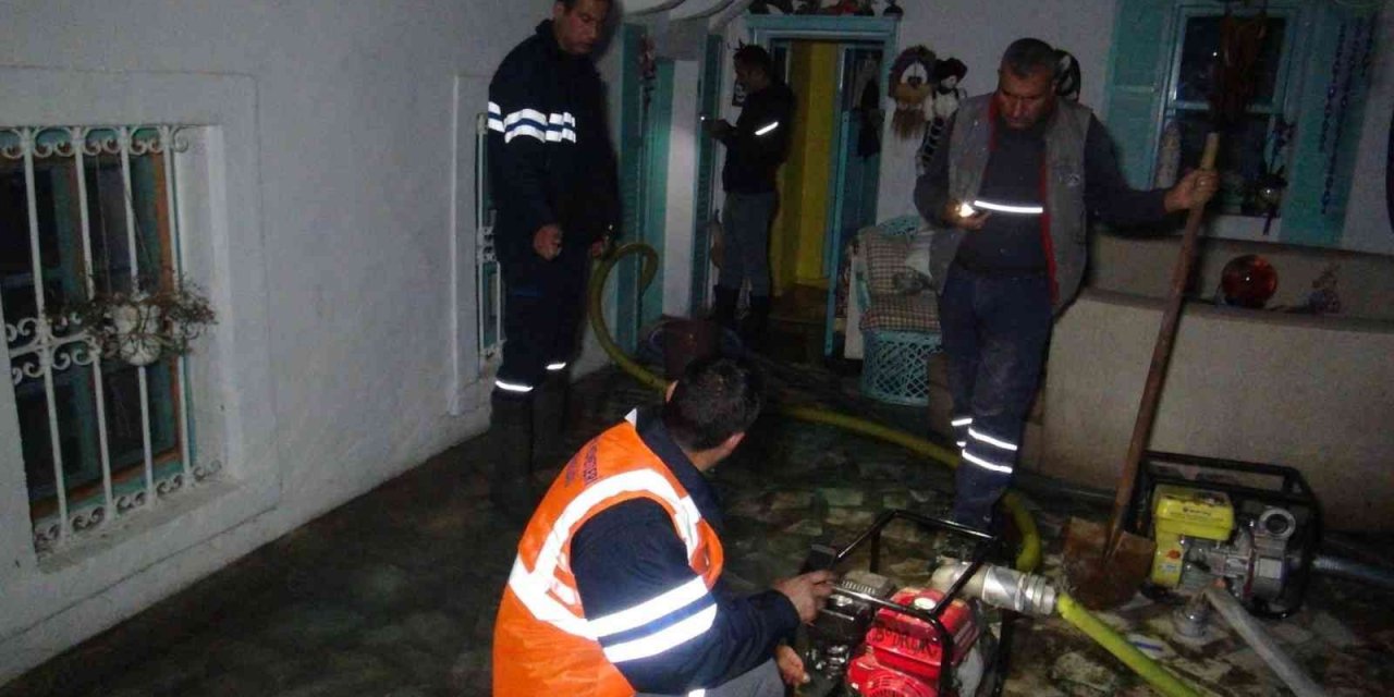 Bodrum’da yollar kapandı, evleri su bastı