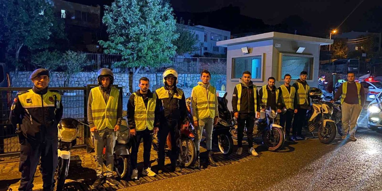 Bodrum’da 85 sürücüye reflektörlü yelek dağıtıldı