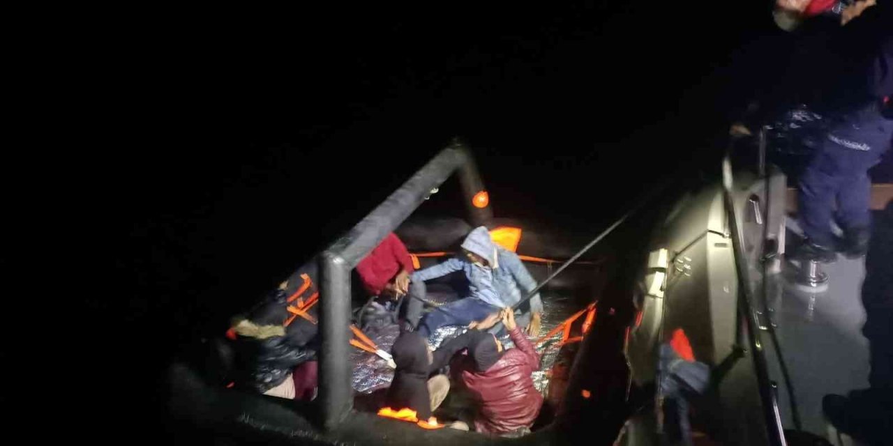 İzmir’de 5 göçmen kurtarıldı