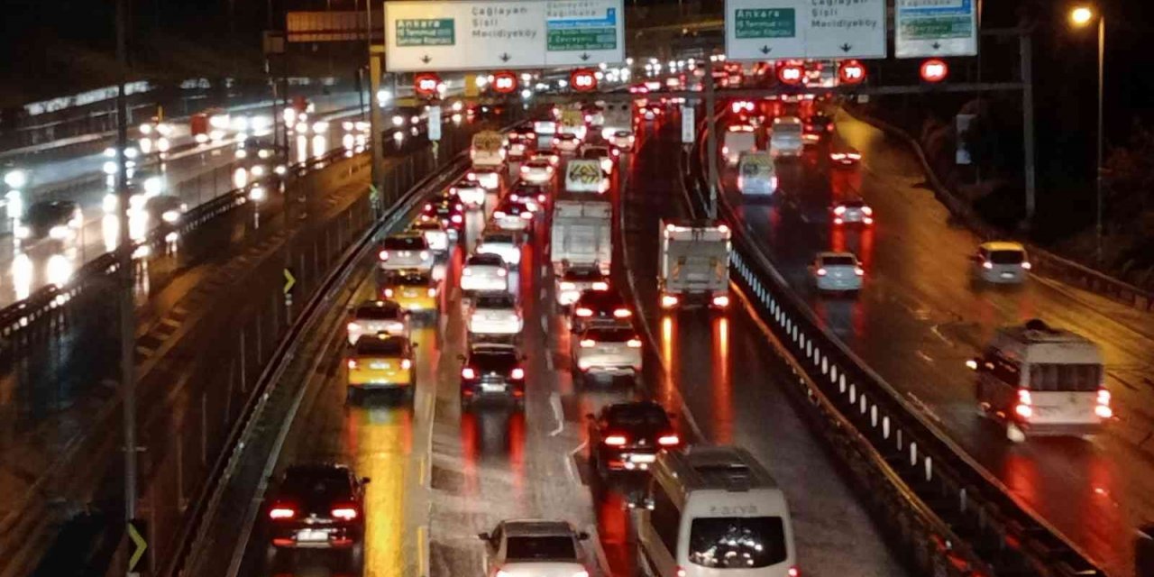 İstanbul’da sağanak yağış hayatı olumsuz etkiledi