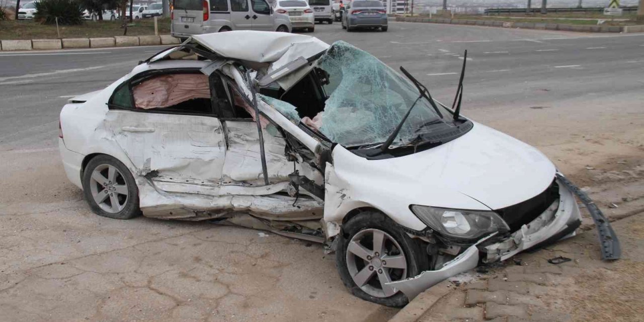 Elazığ’da tırın çarptığı otomobil kağıt gibi ezildi: 1 yaralı