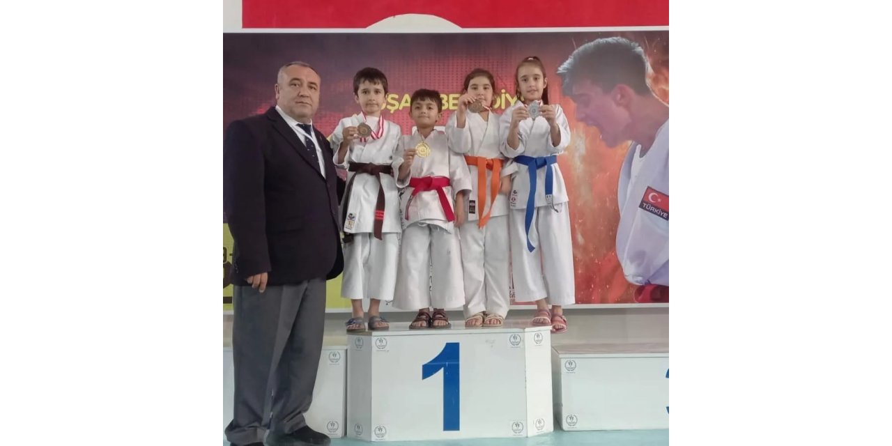 Eskişehirli karateciler Uşak’tan 8 madalyayla döndü
