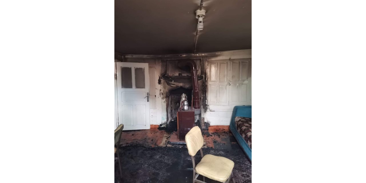 Sobada çıkan yangın iki katlı evi kül ediyordu