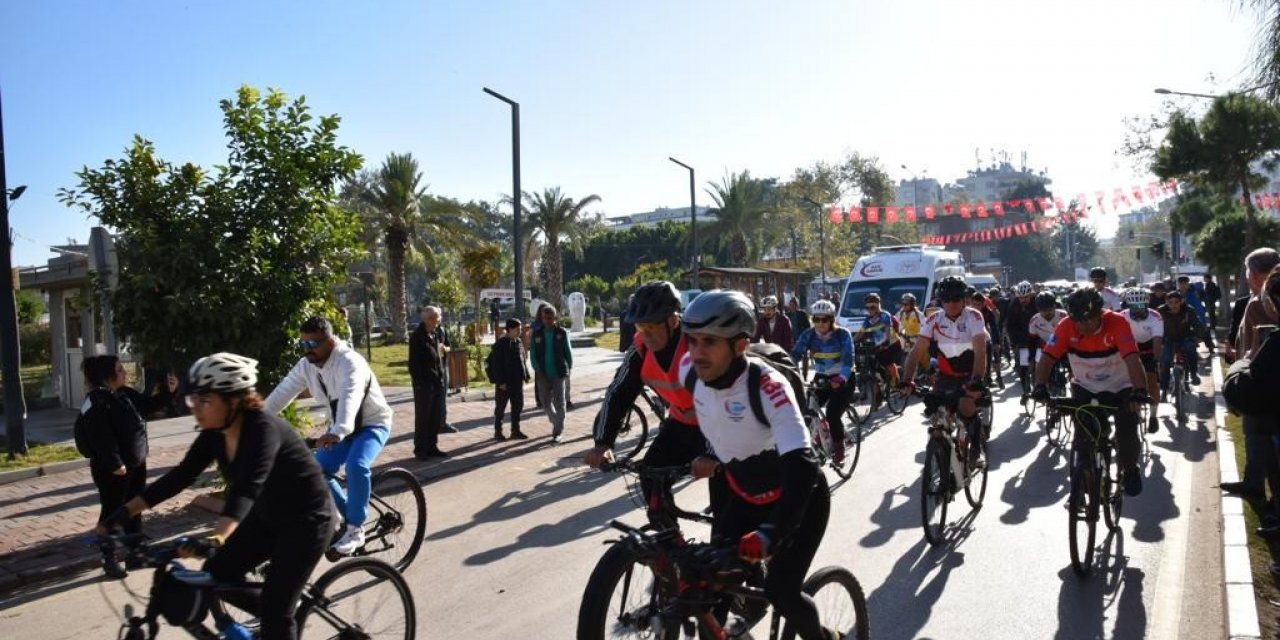 Bisikletçiler önce pedal çevirdi sonra çevre temizliği yaptı