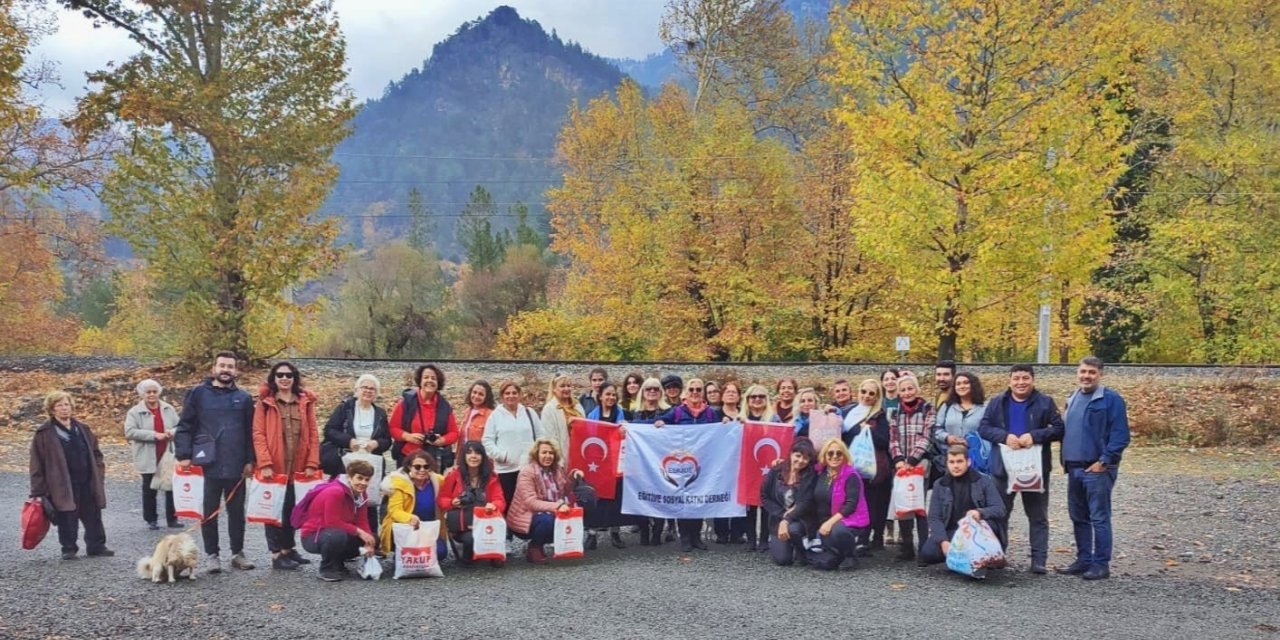 "Çocuklar üşümesin" diye bere ve atkı dağıttılar