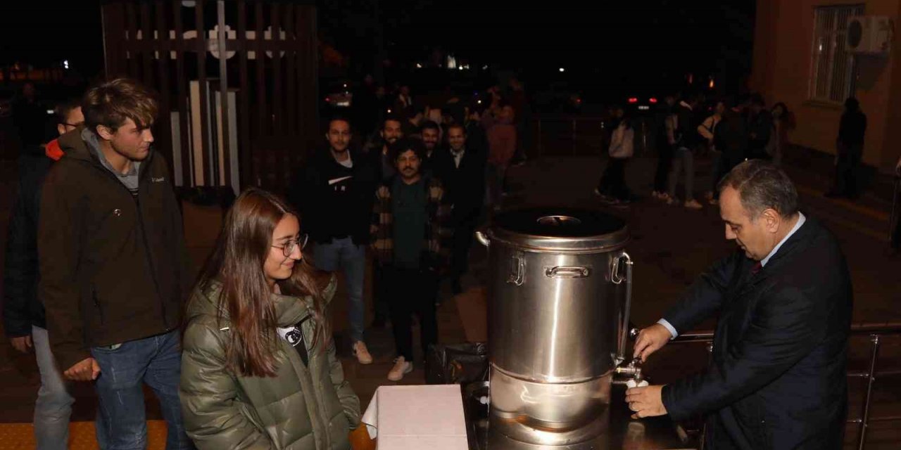 Rektör Altun’dan öğrencilere çorba ikramı