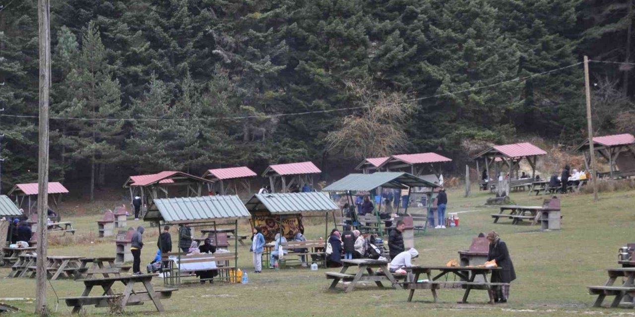 Abant Milli Parkı’nda ziyaretçiler sonbaharın keyfini çıkarıyor