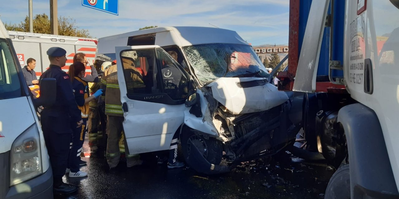 İzmir’de feci kaza: 1’i ağır 6 cezaevi personeli yaralı