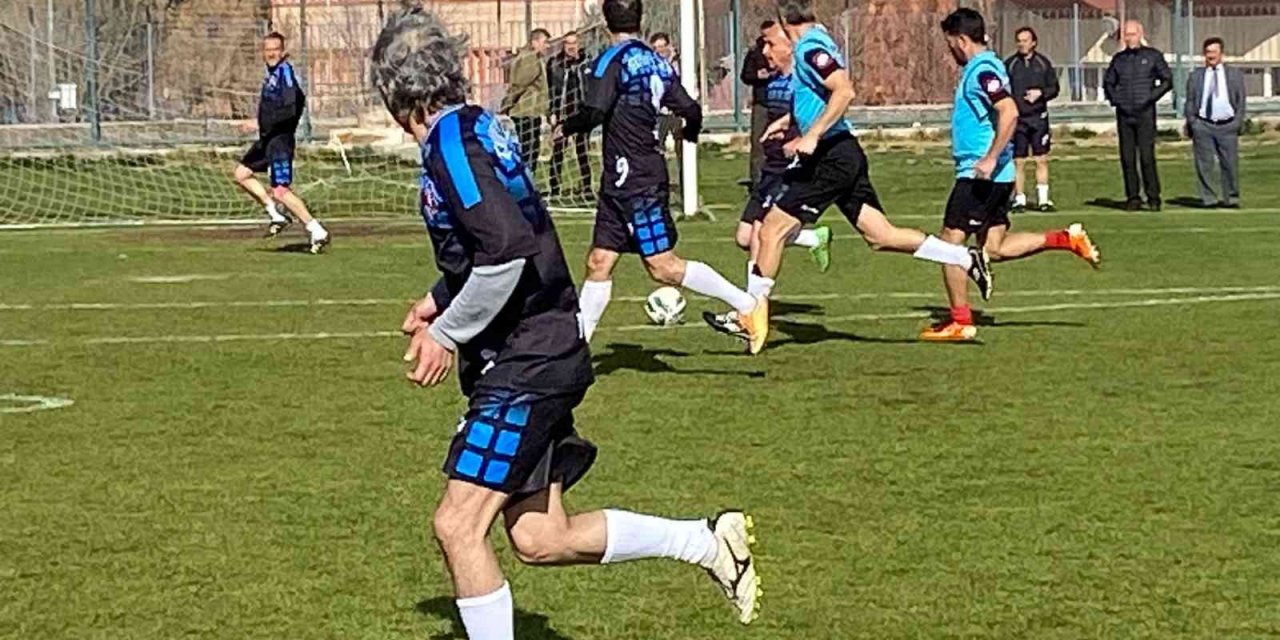 Öğretmenler karşı karşıya geldi, dostluk kazandı