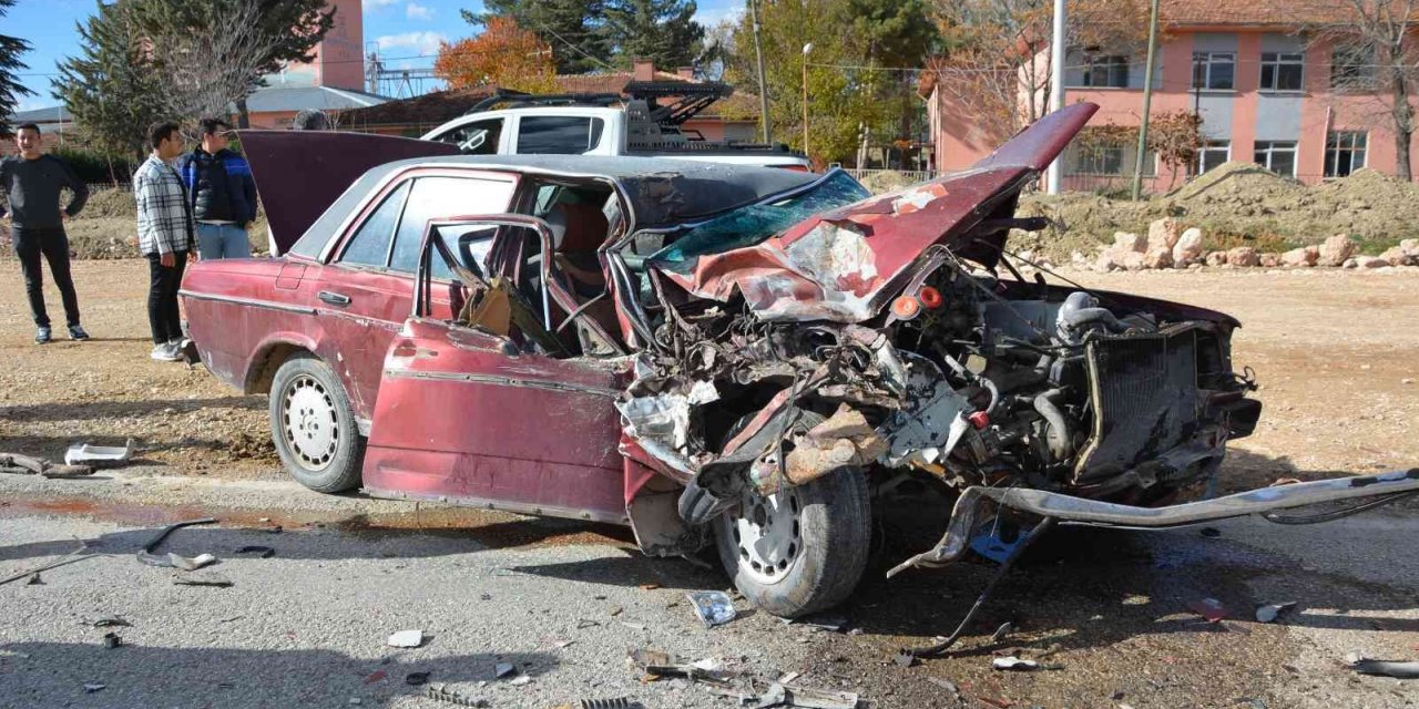 Kamyonla çarpışan otomobilin sürücüsü ağır yaralandı