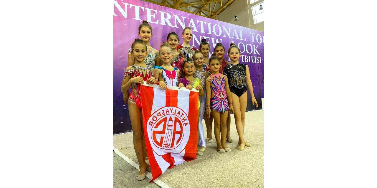 Antalyasporlu jimnastikçiler Tiflis’te kürsüden inmedi