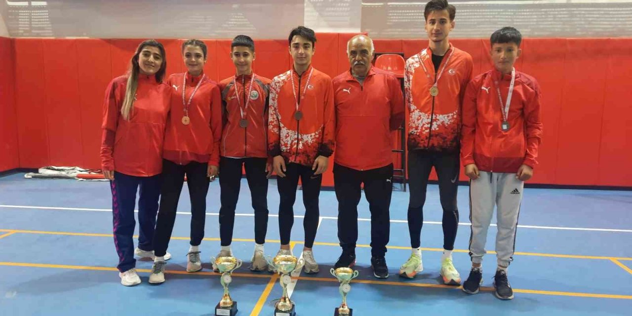 Sivaslı atletler kupalarla döndü